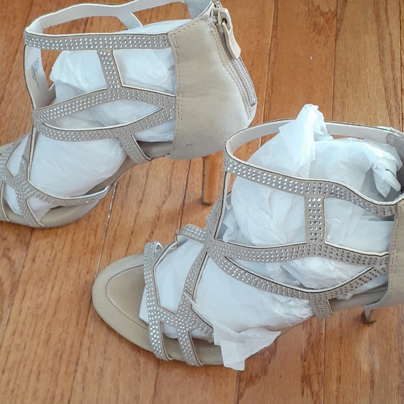 🥳🥳SOLD🥳🥳BCBG Tan Sandals - Picture 3 of 4